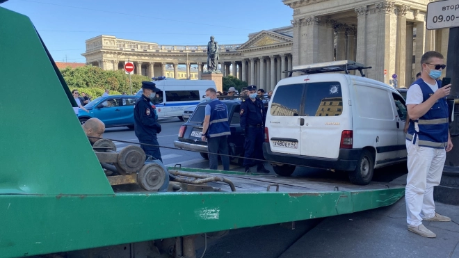 В Петербурге горе-бизнесмены пытались помешать эвакуации автомобиля по продаже напитков