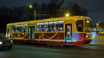 В Петербурге запустили трамваи с праздничной подсветкой