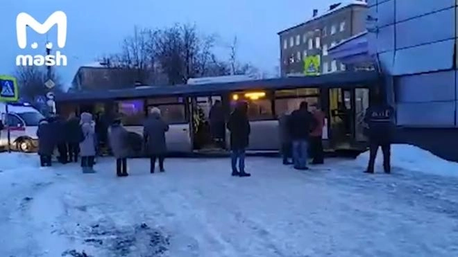 Шофер автобуса, попавшего в ДТП под Москвой, заявил, что не смог вывести его из заноса