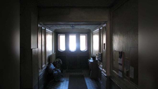 Парадную дверь доходного дома Романова на Суворовском хотят отреставрировать