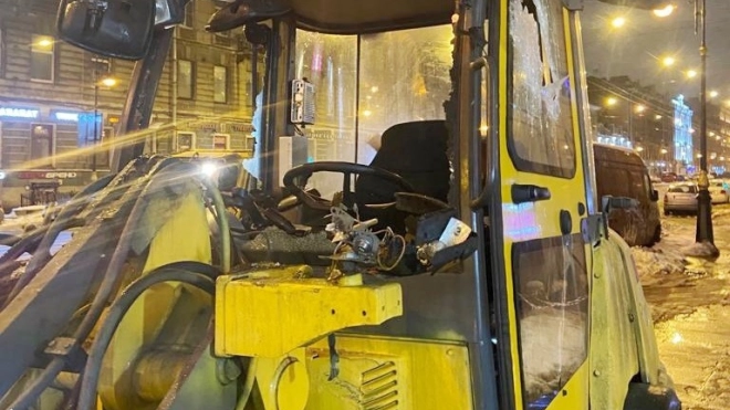 Мужчина разбил фары и кабину у снегоуборочной техники на Владимирском проспекте