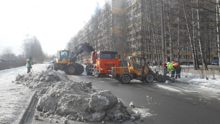 В Петербурге активно ведутся снегоуборочные работы В Петербурге активно ведутся снегоуборочные работы