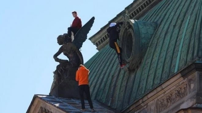 В Петербурге завели уголовное дело на организаторов экскурсий по крышам 