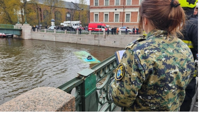 Жительница Петербурга рассказала, как откачивали мужчину на крыше утонувшего автобуса