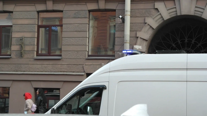 На Ленинском проспекте девочка перебегала через дорогу и попала под машину