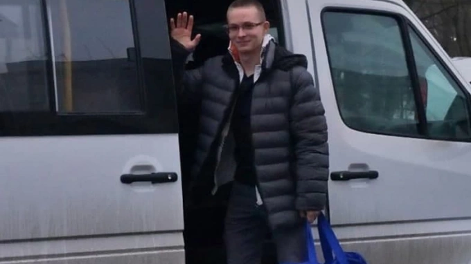 Журналиста Андрея Карелина задержали за вывешивание баннера в поддержку школьника из Канска