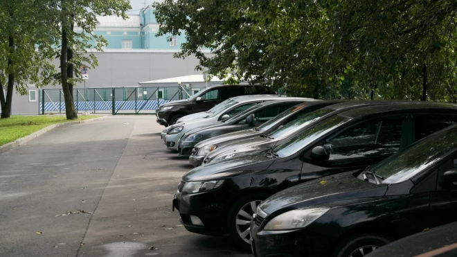 В четырёх районах Петербурга ГАТИ выявила нарушения парковки во дворах