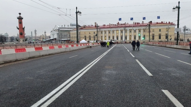 В Петербурге в субботу открылось рабочее движение по Биржевому мосту после реконструкции