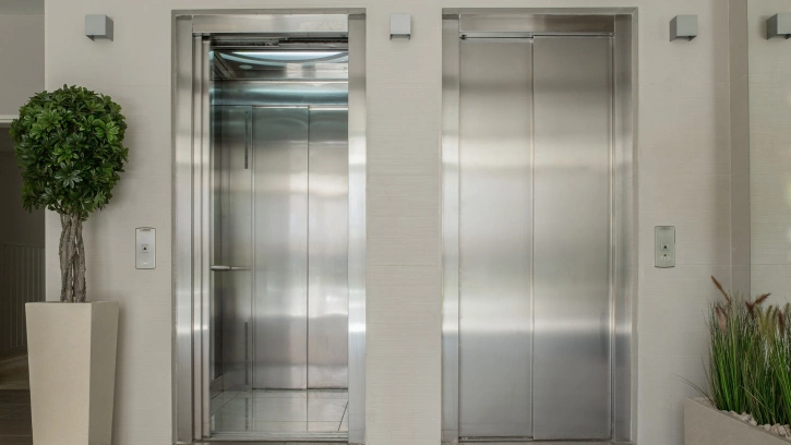 На ремонт лифтов в многоквартирных домах Адмиралтейского района в 2022 году потратят 31,8 млн рублей 