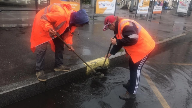 На борьбу с застоями воды в Петербурге выйдут 100 аварийных бригад