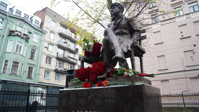 В Матвеевском саду установили памятник драматургу  Александру Володину