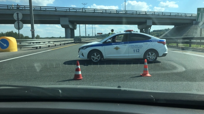 В Петербурге машины ДПС перекрыли трассу М-11