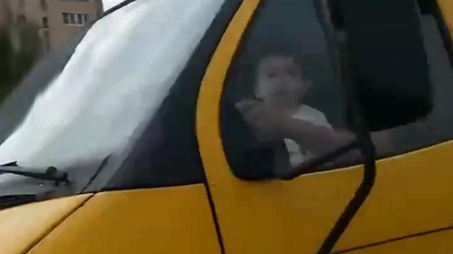 В Петербурге за рулем грузовика "Петрович" заметили маленького мальчика