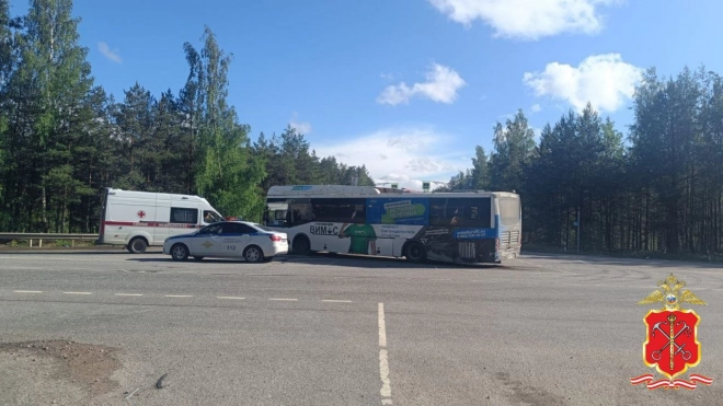В Ленобласти столкнулись автобус и "КамАЗ". Пострадали пятеро пассажиров