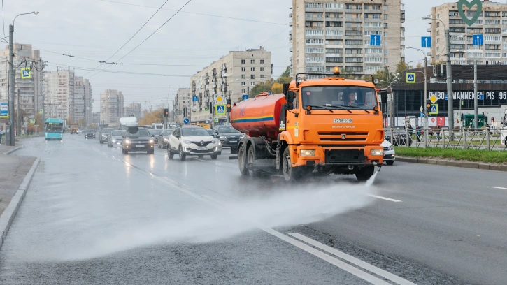 В Петербурге за первую четверть осенней уборки в порядок привели более 20 млн "квадратов" территорий  