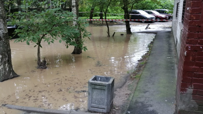 На проспекте Ветеранов прорвало трубу с холодной водой