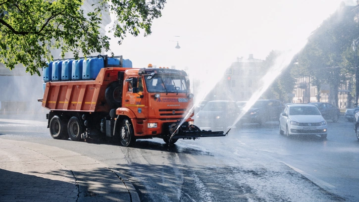 За неделю улицы Петербурга помыли 65,2 тыс кубометрами воды 