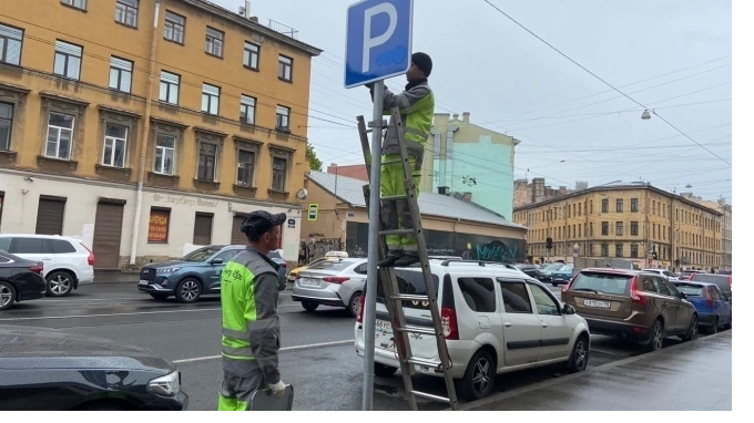В Петербурге на платных парковках работают пешие патрули