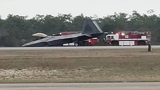Истребитель F-22 ВВС США сел "носом"