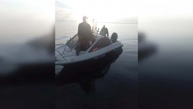 На Ладожском озере спасатели помогли двум рыбакам, у которых сломался катер