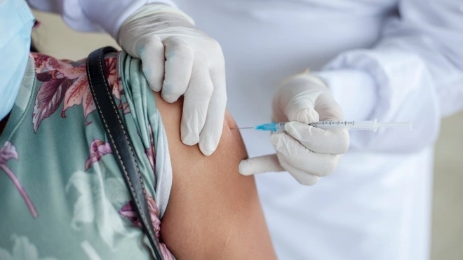 Темпы вакцинации позволяют привить еще 400 тысяч петербуржцев до Нового года