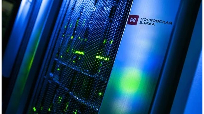 Индекс Мосбиржи пошел на снижение после угрозы введения новых санкций США