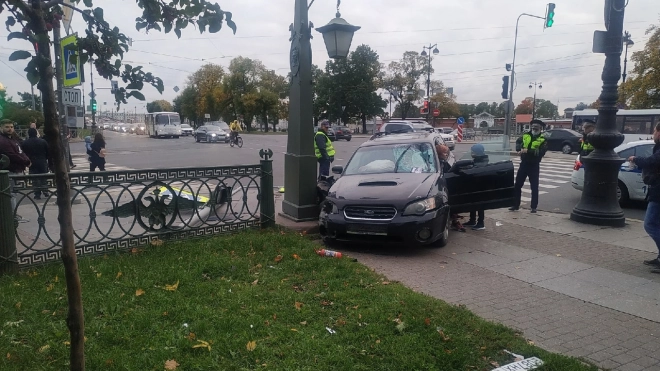 На Каменоостровском проспекте "Субару" вылетел на тротуар и сбил двух прохожих