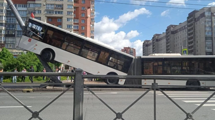 Для галочки: Смольный проверит городской транспорт после ДТП с автобусом