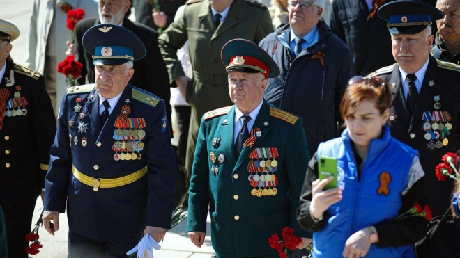 На Дворцовой площади начался Парад, приуроченный к 78-й годовщине Победы 