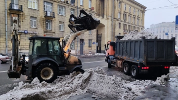 С улиц Петербурга за сутки на утилизацию отправили около 45 тыс кубометров снега 