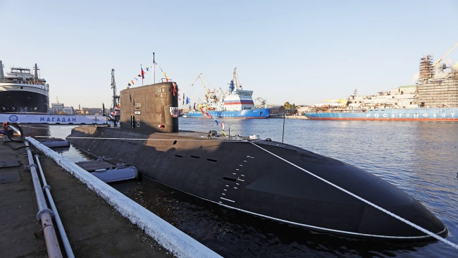На подводной лодке "Магадан" поднят Андреевский флаг