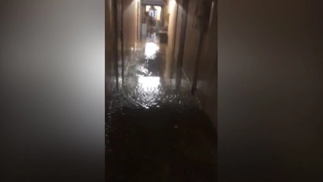 Ливень оставил без электричества жителей 16-этажного дома на Наличной улице