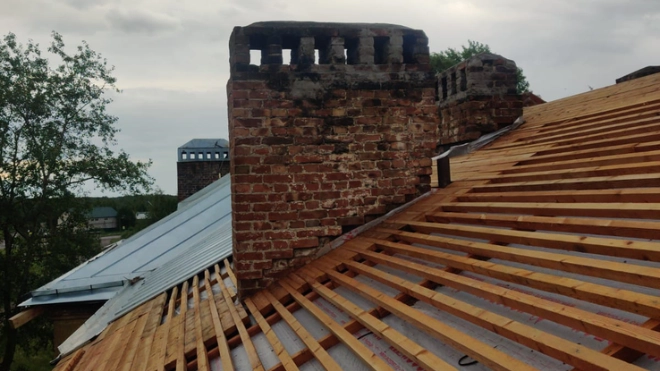 Почти 100 крыш многоквартирных домов отремонтируют в Ленобласти до середины августа