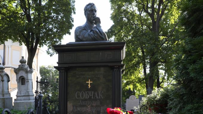 На Никольском кладбище в Петербурге прошла панихида по Анатолию Собчаку