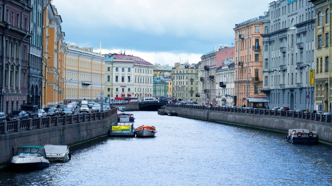 Туристы в 2021 году внесли в экономику Петербурга 117 млрд рублей