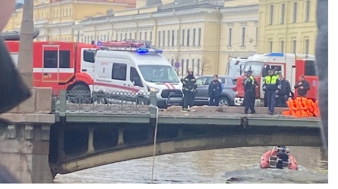 В Петербурге наградили людей, которые помогали выбраться из воды пассажирам автобуса