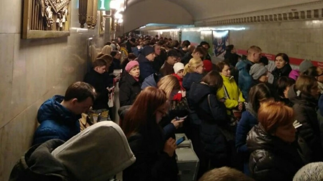 На красной ветке петербургского метро столпились "человеческие пробки" из-за неисправности состава