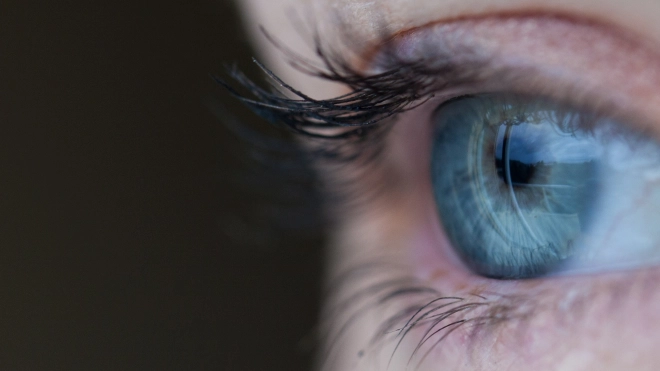 17-летняя петербурженка получила химический ожог глаз при наращивании ресниц