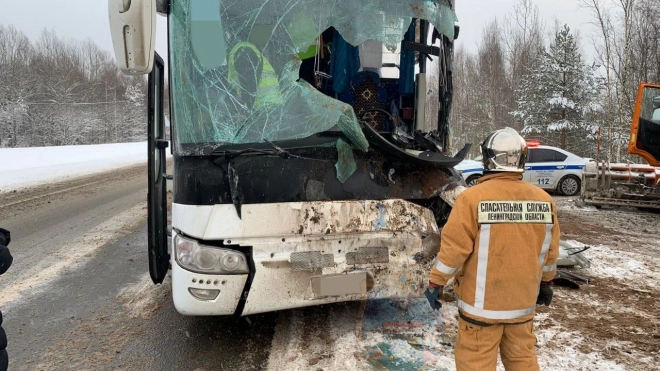 Автобус столкнулся со снегоуборочной машиной на трассе "Кола"