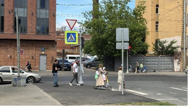 Жительницу Петербурга оштрафовали за поездку с двумя детьми на электросамокате