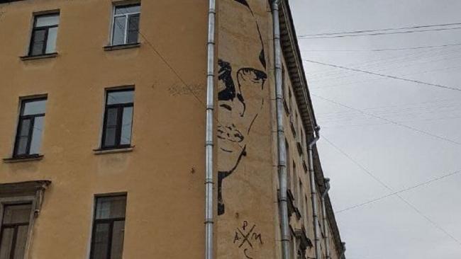 Петербургские власти решили сохранить граффити с Даниилом Хармсом