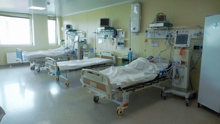 Свободный коечный фонд в ковидных больницах Петербурга сократился за сутки до 33%
