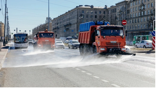 Центральные улицы Петербурга почистили после Парада Победы и других праздничных церемоний