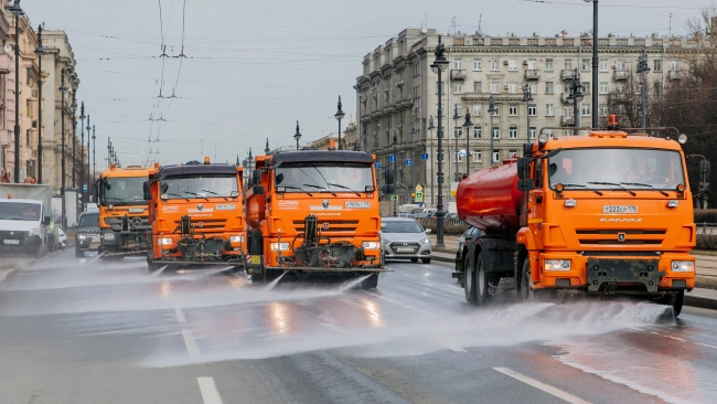 После "Алых парусов" дорожники вывезли 215 кубометров мусора с улиц Петербурга