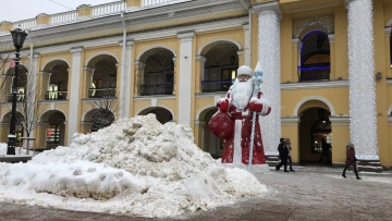 Вице-губернатор Петербурга предложил горожанам "немножко потерпеть" снег на дорогах 