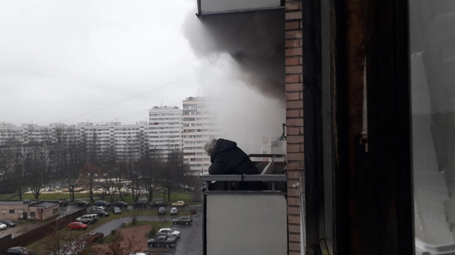 С балкона горящей квартиры на проспекте Ветеранов эвакуировали пенсионерку