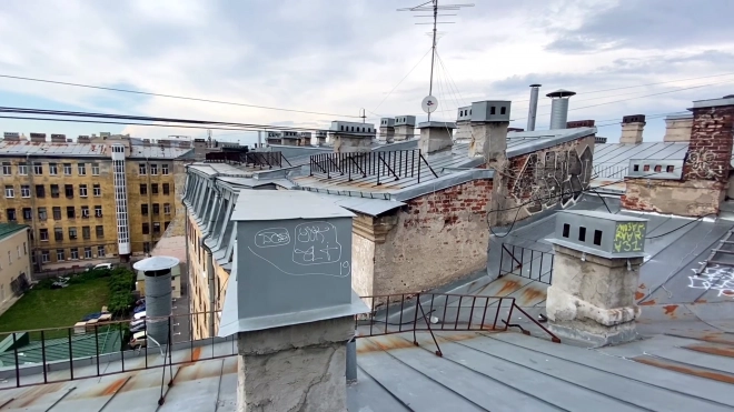 Почти 100 домов в центре Петербурга нуждаются в закрашивании граффити