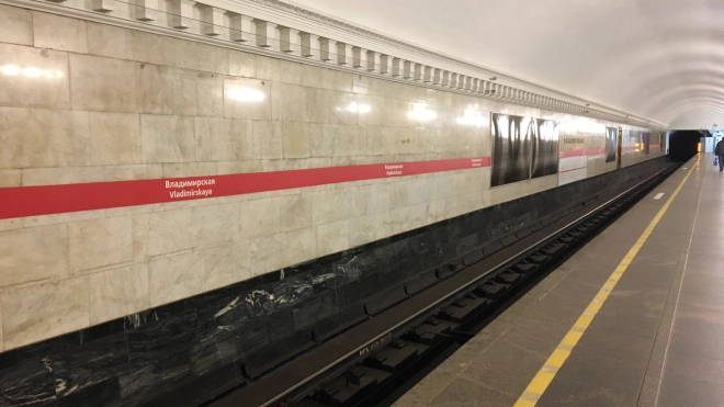 В метрополитене Петербурга рассказали, что делать, если вещи упали на пути