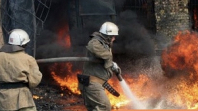 В Тихвинском районе пожарные тушили частный дом в течение часа