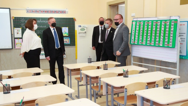 Губернатор Петербурга подарил туркмено-российской школе сертификат на учебную литературу